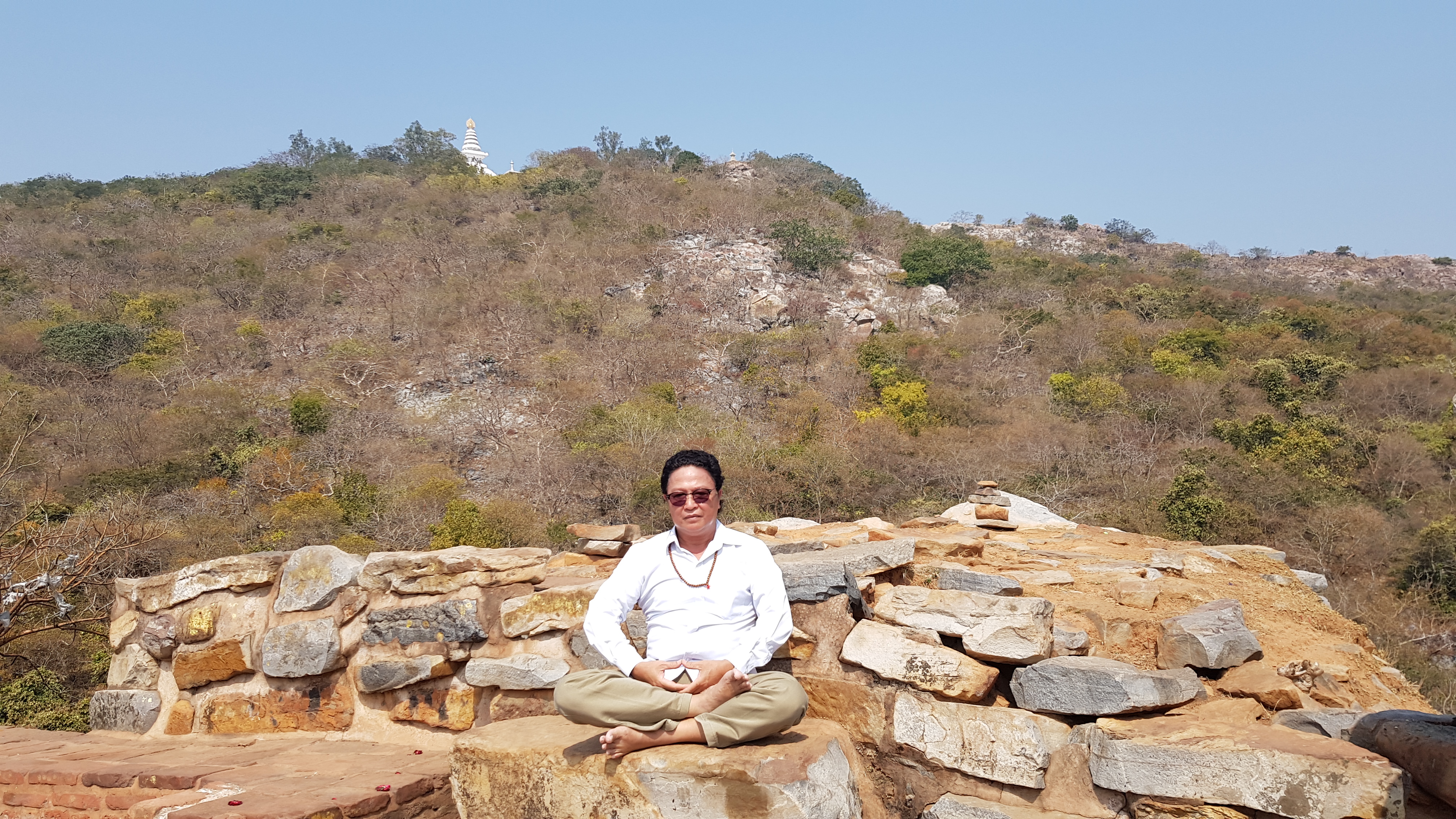 Núi Linh Thứu (Gridhakuta Peak) - nơi Đức Phật đã thuyết giảng nhiều bộ kinh quan trọng trong lịch sử Phật giáo như kinh Pháp Hoa, kinh Lăng Nghiêm,.. Rajgir (Thành Vương Xá) là cố đô của vương quốc Magadh hùng mạnh, có niên đại cách đây gần 3000 năm. Nằm lọt thỏm trong một thung lũng và bao phủ xung quanh là rừng núi xanh tốt, nơi này mang một vẻ đẹp bình yên đến lạ. Đây chính là nơi Đức Phật giảng đạo và sinh sống trong nhiều năm qua. — ở Rajgir.
