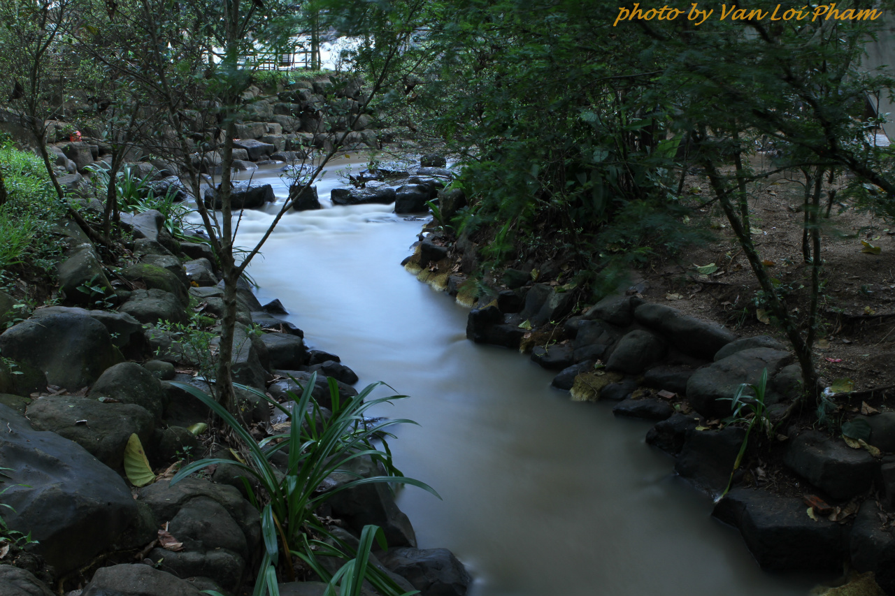 Nằm ngay cạnh con sông Buông yên ả , thác Giang Điền thực sự là một trong những điểm đến thú vị của Đồng Nai . với bốn bề không gian thiên nhiên trong xanh cùng những dòng thác uốn lượn trắng xóa . Con thác có nhiều năm tuổi này cũng là điểm đến được nhiều người lựa chọn ...
