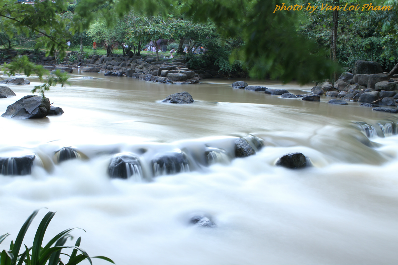 Nằm ngay cạnh con sông Buông yên ả , thác Giang Điền thực sự là một trong những điểm đến thú vị của Đồng Nai . với bốn bề không gian thiên nhiên trong xanh cùng những dòng thác uốn lượn trắng xóa . Con thác có nhiều năm tuổi này cũng là điểm đến được nhiều người lựa chọn ...